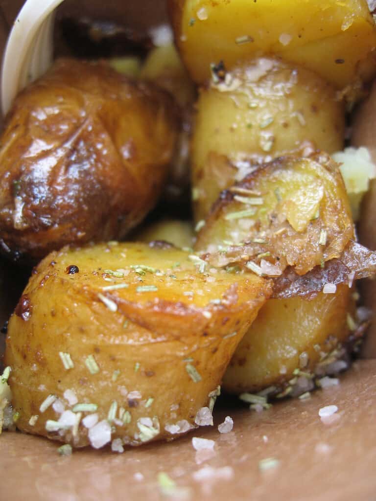 garlic-roasted-potatoes-8718760